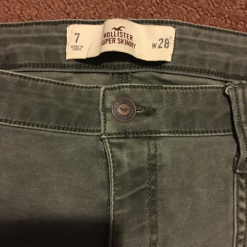 Hollister skinny cargo jeans in olive green.